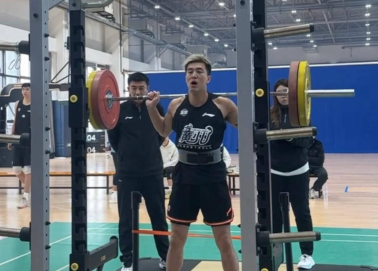 江苏队碾压热火,郭艾伦高光表现 江苏队碾压热火,郭艾伦高光表现