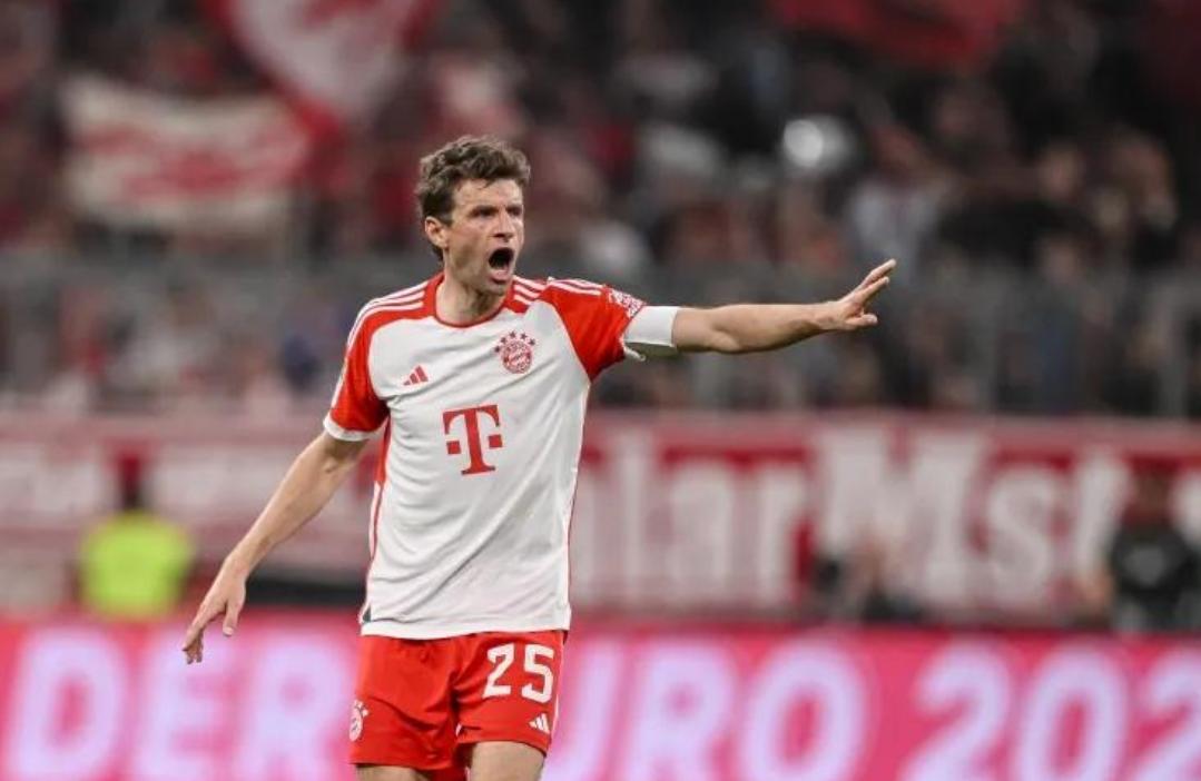 法国横扫拜仁，穆勒扛起全队