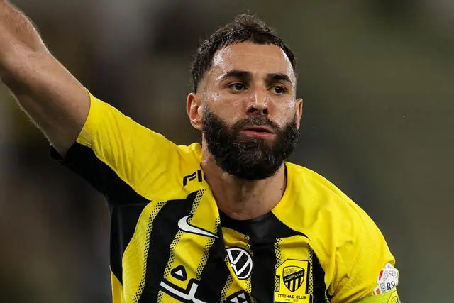 荷兰险胜乌克兰，本泽马高光表现