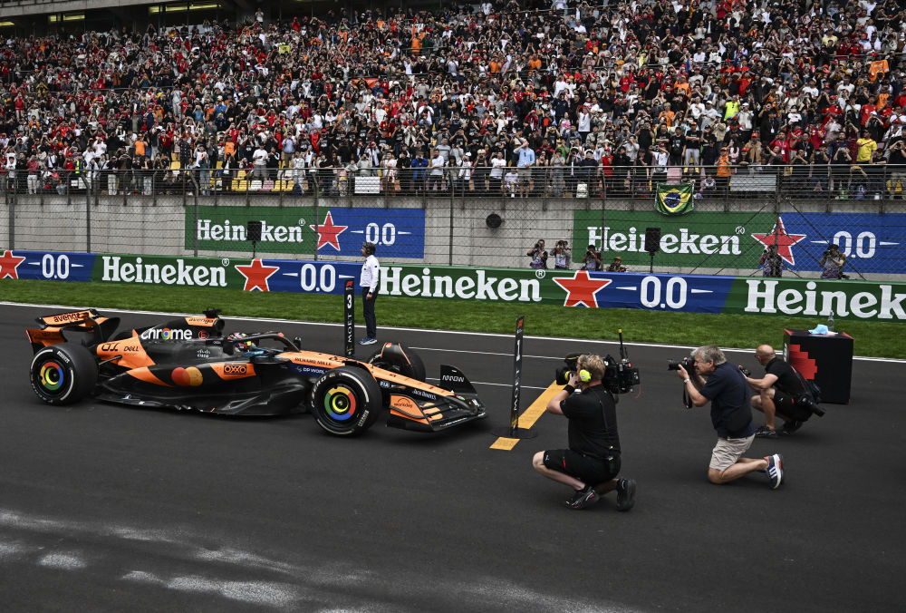 哈斯车队力克梅赛德斯,皮亚斯特里高光表现 哈斯车队力克梅赛德斯,皮亚斯特里高光表现