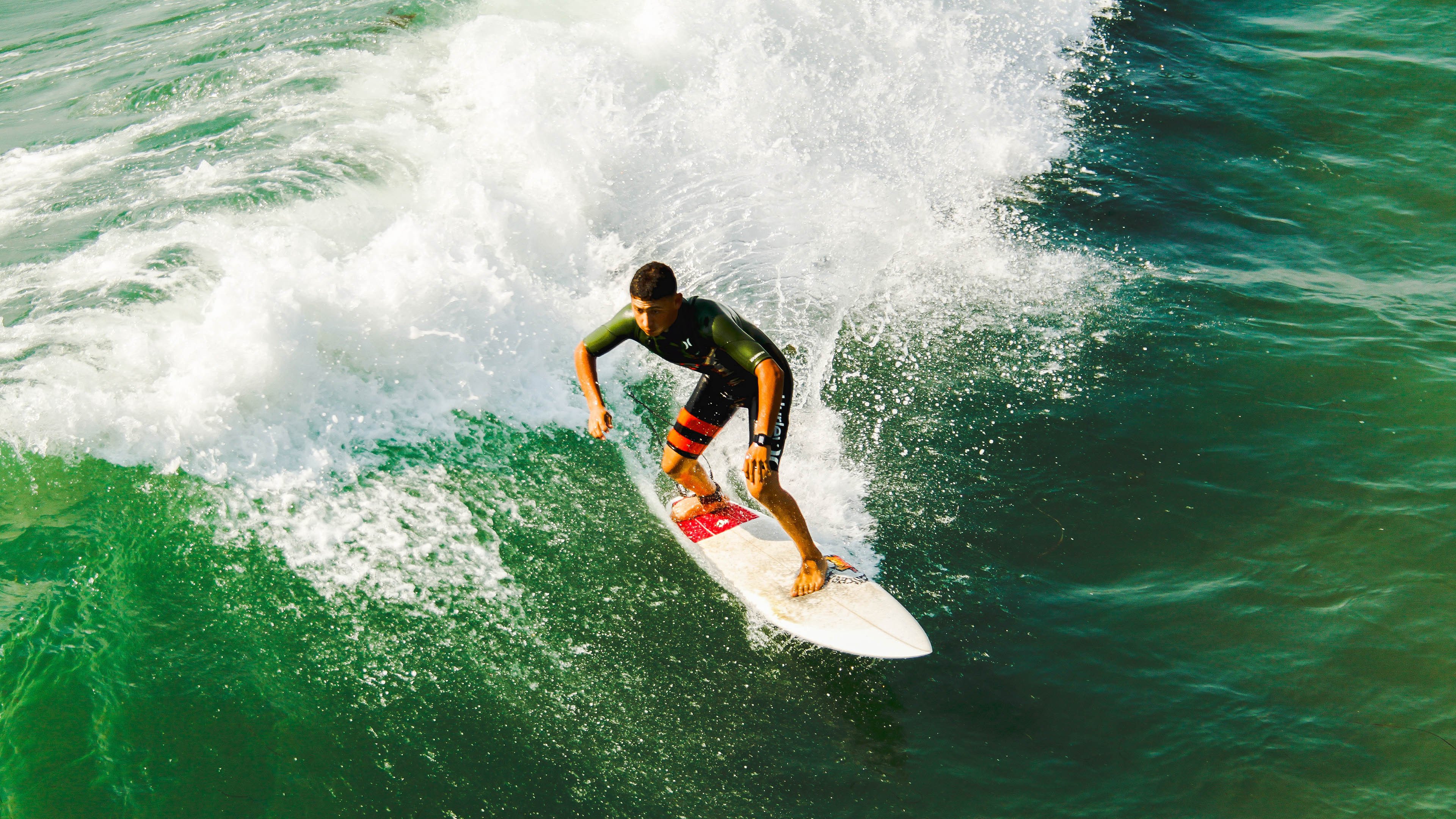 当蓝色狂潮席卷欧陆，那不勒斯冲垮皇家社会，莫德里奇在排名争夺战中接管比赛